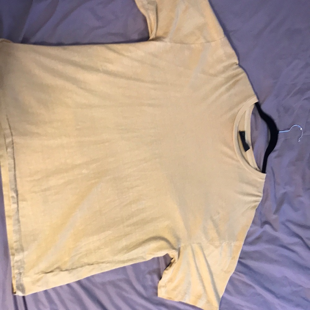 (L) no boundaries yellow tee